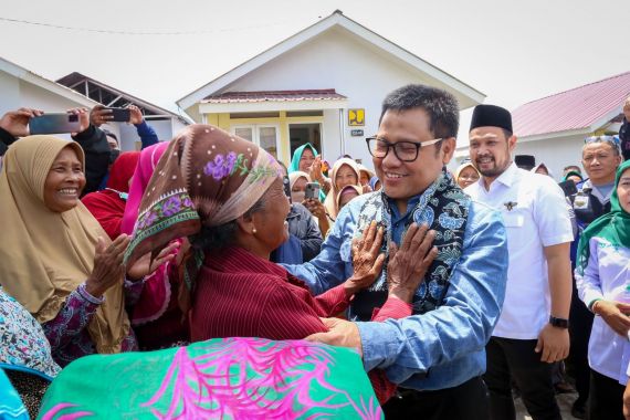 Kunjungi Korban Letusan Semeru, Gus Muhaimin Bagikan Ratusan Paket Bantuan - JPNN.COM