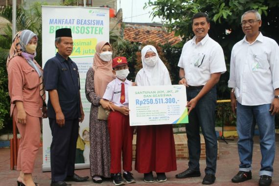 Dirut BPJAMSOSTEK Kunjungi SDN 19 Jakarta, Serahkan Beasiswa - JPNN.COM