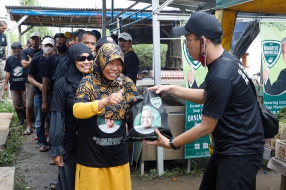 Kowarteg Pendukung Ganjar Bergerak ke Cisauk, Bagikan Bantuan Kepada Pedagang Pasar - JPNN.COM