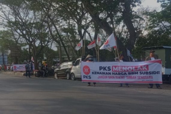 Tolak Kenaikan BBM, PKS Lombok Tengah Bawa Spanduk dengan Tulisan Begini, Jleb! - JPNN.COM