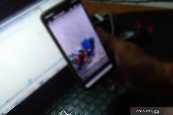 Viral Pria Diduga Mencabuli Bocah Laki-Laki di Kubangan Air, Polisi Bergerak - JPNN.COM