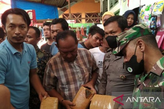 Bus yang Ditumpangi Anggota TNI Disetop 2 Orang, Lalu Menitipkan Paket, Isinya Bikin Heboh - JPNN.COM