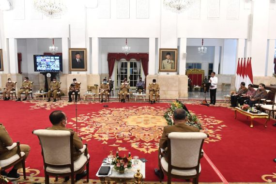 Jokowi Kumpulkan Kepala Daerah, Harap APBD Bantu Ringankan Dampak Kenaikan Harga BBM - JPNN.COM