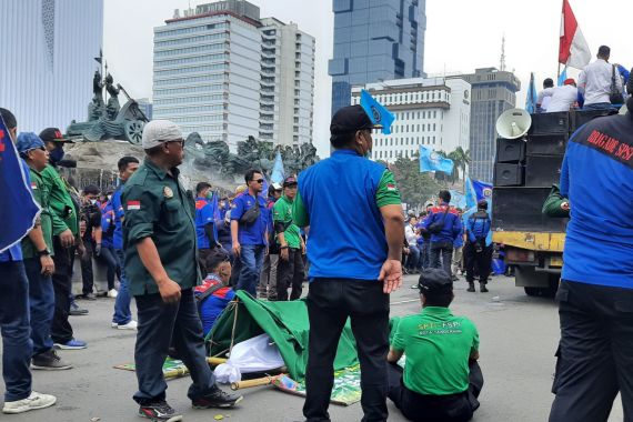 Demo Tolak BBM Naik, Massa Buruh KSPSI Tiba di Ring 1 Bawa Keranda - JPNN.COM