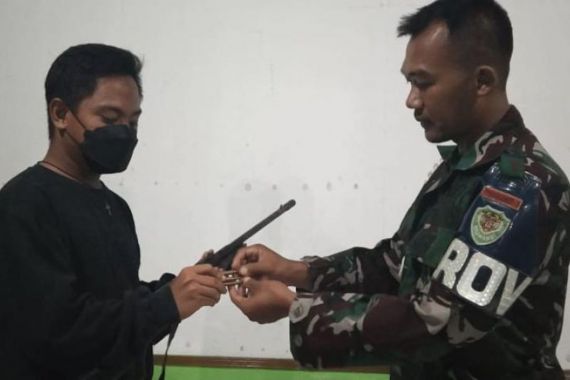 Mayor Arh Achmad Yani Puji Warga yang Sukarela Menyerahkan Senjata Api - JPNN.COM