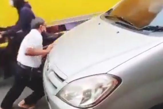 Video Viral, Pria dan Diduga Polisi Berdebat di Pinggir Jalan, Mahfud MD Ikut Berkomentar - JPNN.COM