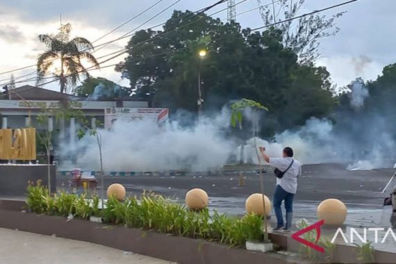 Demo di DPRD Provinsi Bengkulu Rusuh, Polisi Tangkap 3 Mahasiswa - JPNN.COM