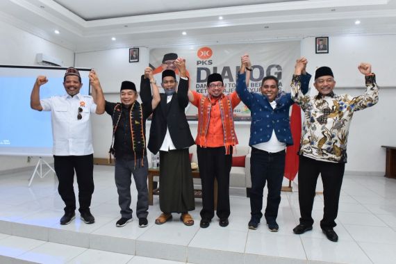 Ketua Majelis Syura PKS: Cintai Negeri, Jaga NKRI, Sejahterahkan Rakyat - JPNN.COM