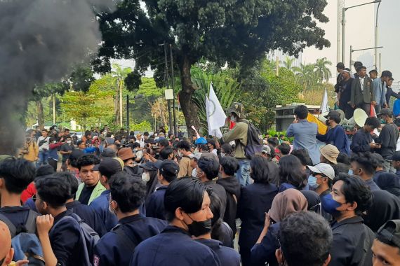 Pelajar dan Mahasiswa Bergabung dengan Massa Buruh Tolak Kenaikan Harga BBM - JPNN.COM