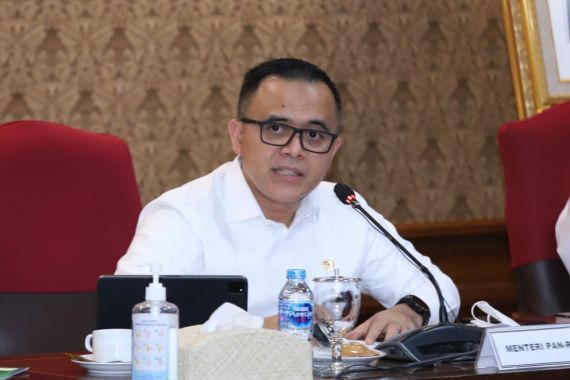 Kepala BKN Sebut Jumlah Honorer, Menteri Azwar Anas Langsung Terkejut - JPNN.COM