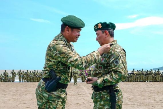 Letjen TNI Maruli Simanjuntak Kukuhkan Kapolri jadi Warga Kehormatan Keluarga Besar Kostrad - JPNN.COM