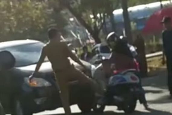 Viral, Pria Berpakaian ASN di Sinjai Tendang Motor Mak-Mak di Jalan, Polisi Bergerak - JPNN.COM