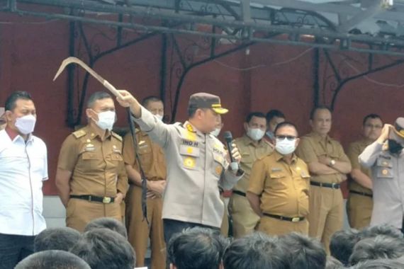 Amarah Kombes Ino Harianto Sambil Mengangkat Celurit di Depan Pelajar - JPNN.COM