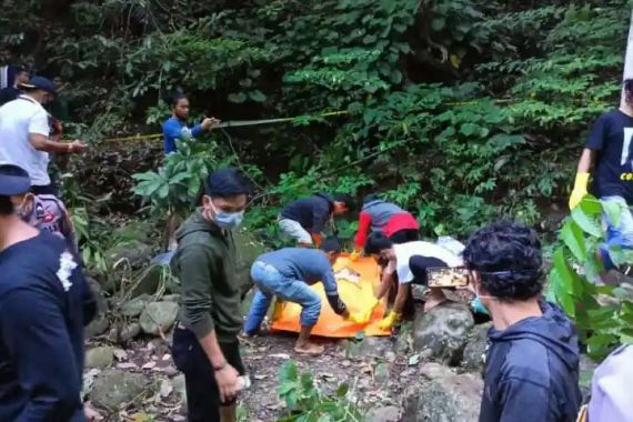 Polisi Periksa Kejiwaan Pembunuh Sadis yang Potong Tubuh Pacar Pakai Batu - JPNN.COM