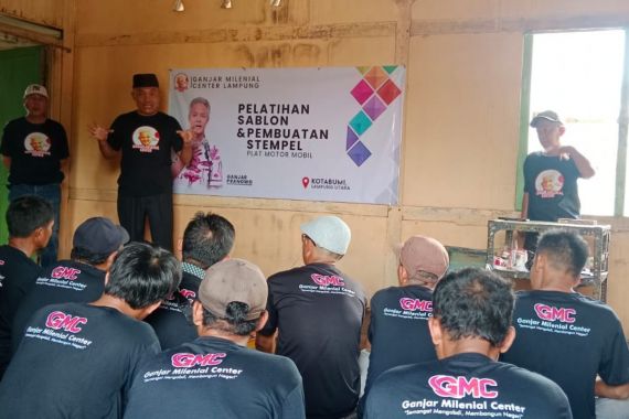 Ganjar Milenial Center Lampung Gelar Pelatihan Sablon & Stempel - JPNN.COM