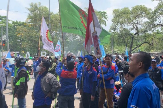 Demo Buruh di Bekasi, Massa Sebut Nama Ferdy Sambo dan Lagu Iwan Fals - JPNN.COM