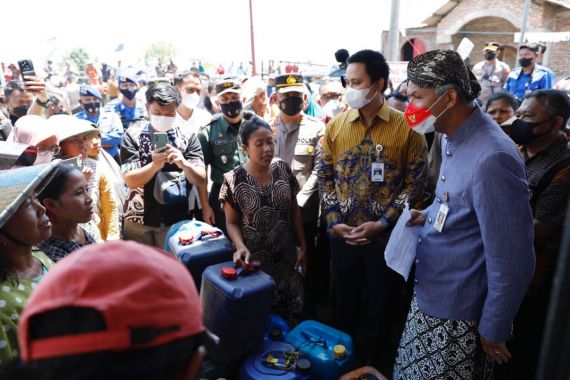 Gubernur Ganjar Pranowo Atasi Kelangkaan Solar untuk Nelayan di Kendal - JPNN.COM