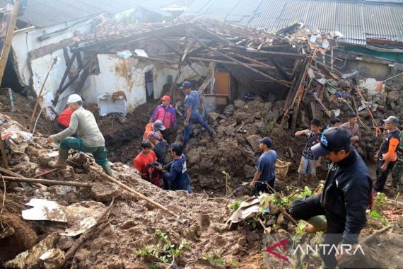 Puluhan Korban Tertimbun Longsor PETI di Bengkayang, Tim SAR Bergerak - JPNN.COM