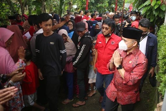 PDIP Gelar Pengobatan Gratis di Bogor, Azwar Anas: Ini Kerja Nyata - JPNN.COM