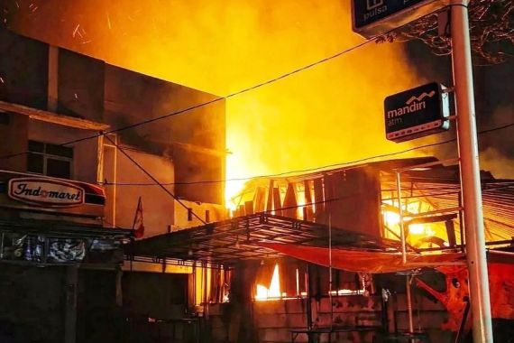 Toko Furnitur di Jakarta Timur Ludes Terbakar, Kerugiannya Banyak Banget - JPNN.COM