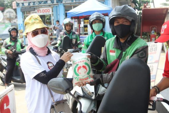 Sukarelawan Super Sandi Bagikan Voucer BBM Murah Kepada 500 Ojol di Bogor - JPNN.COM