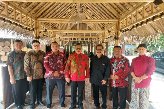 Hasto Kristiyanto Minta Dua Bupati PDIP Muda Ini Bekerja Sama Mengembangkan Pariwisata - JPNN.COM