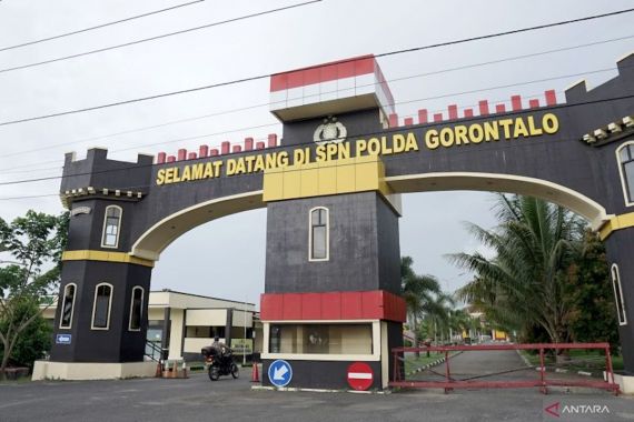 Kronologi Bripda Arif Polisi Gorontalo Tertembak Senjata Pelontar Gas Air Mata - JPNN.COM