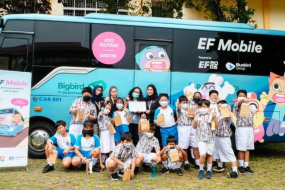 Gandeng Bluebird, EF Kids and Teens Hadirkan Kelas Bahasa Inggris Unik di Dalam Bus - JPNN.COM