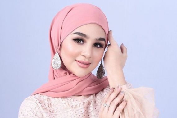 Hana Hanifah Akhirnya Hijrah, Kini Memakai Hijab - JPNN.COM