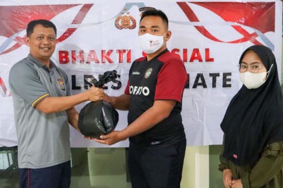 Polisi Bagikan Sembako BBM kepada Guru Mengaji di Ternate - JPNN.COM