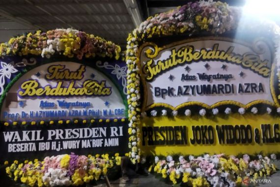 Deretan Karangan Bunga Banjiri Rumah Azyumardi Azra, Ada dari Pak Jokowi - JPNN.COM