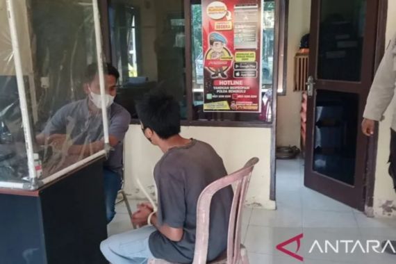 Remaja Durhaka Pukul Ibu Kandung dengan Kayu Ditangkap, Lihat Tuh! - JPNN.COM