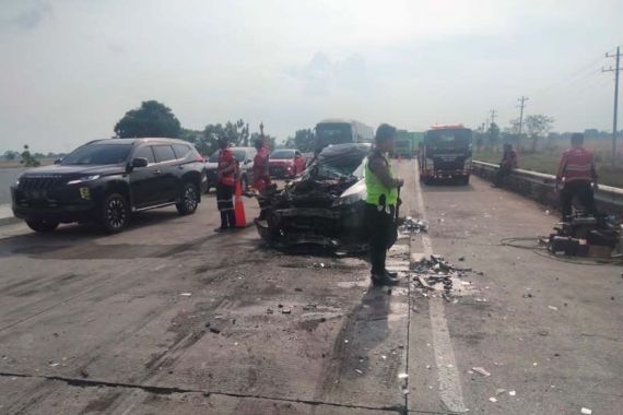 Kecelakaan Maut Beruntun di Tol Pejagan-Pemalang, 1 Orang Tewas, Belasan Kendaraan Rusak - JPNN.COM