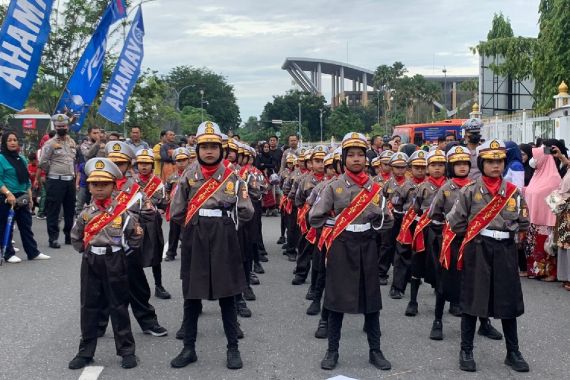 Aksi Polisi Cilik Ini Memukau Warga Kota Pekanbaru, Lihat - JPNN.COM