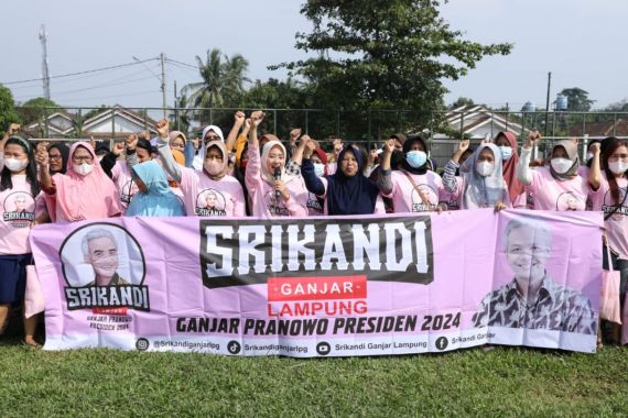 Srikandi Ganjar Lampung Bagikan Ratusan Paket Sembako di Kota Metro - JPNN.COM