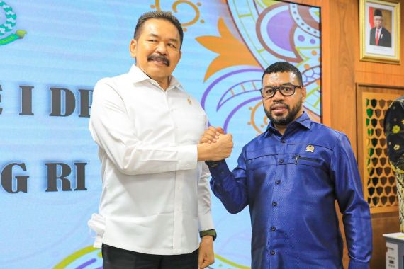 Kepada Jaksa Agung, Senator Filep Sampaikan Sejumlah Persoalan di Papua Barat Termasuk Pelanggaran HAM Berat - JPNN.COM