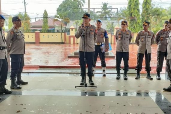 Viral Polisi Hajar Mak-mak, AKBP Rachmat Kumpulkan Anggota, Begini Perintahnya - JPNN.COM
