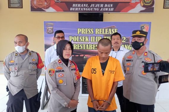 Polisi Tangkap Agus Surono di Palembang, Perhatikan Tangannya - JPNN.COM