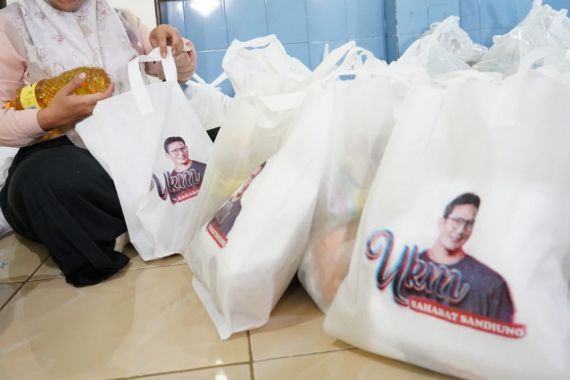 Batur Sandi Uno Indramayu Hadirkan Paket Sembako Murah, 1 Jam Ludes Terjual - JPNN.COM