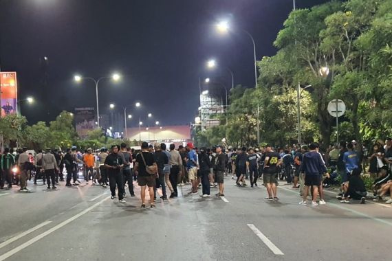 Pertandingan FC Bekasi City Vs PSIM Diwarnai Kericuhan, Pemotor Jadi Korban - JPNN.COM