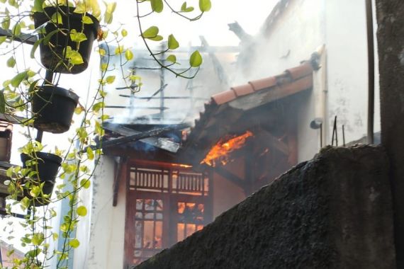Rumah Dua Lantai di Jakarta Timur Ludes Terbakar, Total Kerugian Fantastis - JPNN.COM