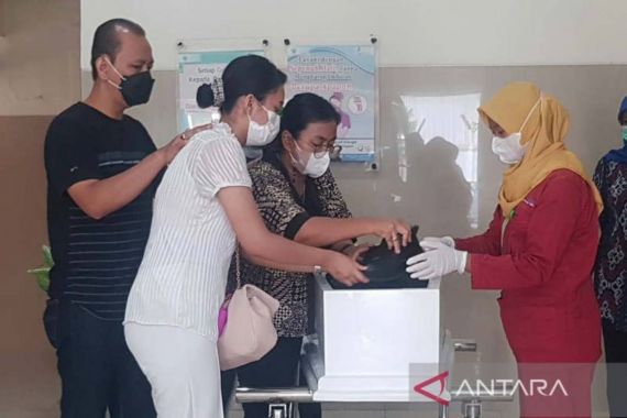 Keluarga Memasukkan Sesuatu ke Peti Jenazah PNS Pemkot Semarang yang Tewas Terbakar - JPNN.COM