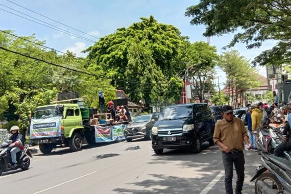 Massa Geruduk Pemkot Makassar: Wahai Danny Pomanto, Mending Dananya Dikasih Warga - JPNN.COM