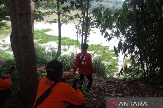 Nenek Epon Hilang Terbawa Arus Sungai Cisokan, Tim SAR Bergerak - JPNN.COM