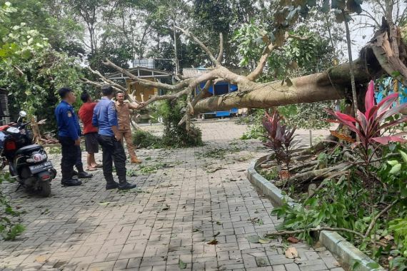 Puting Beliung Memorakporandakan 15 Rumah di Tangerang, Ada Korban - JPNN.COM