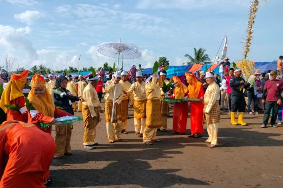 Ribuan Wisatawan Ikuti Ritual Mandi Safar Penolak Bala di Desa Air Hitam Laut Jambi - JPNN.COM