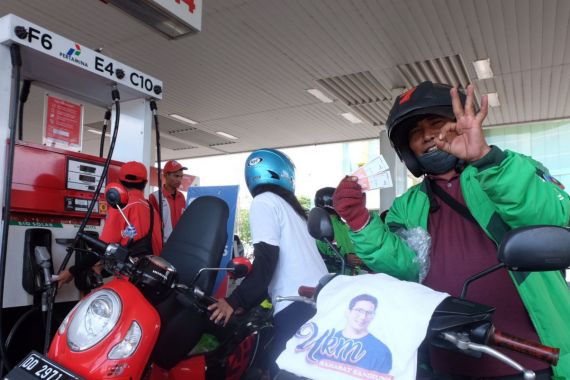 UKM Sahabat Sandi Bagikan Voucer BBM Murah Untuk Para Ojol di Makassar - JPNN.COM