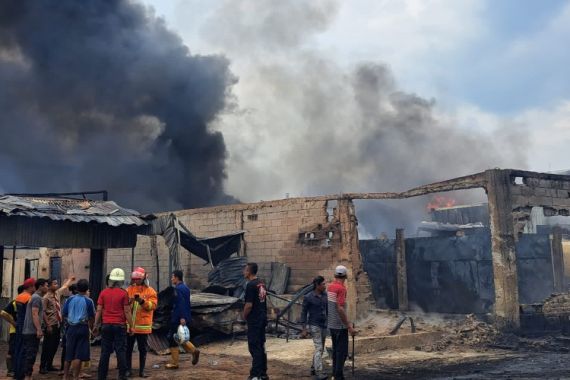Gudang Penampungan BBM di Palembang Terbakar, Terdengar 3 Kali Suara Ledakan - JPNN.COM