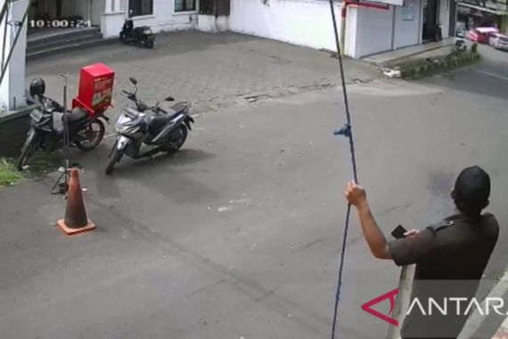 3 Orang Tewas Ditabrak Mobil, Kecelakaan Maut Itu Terekam CCTV - JPNN.COM