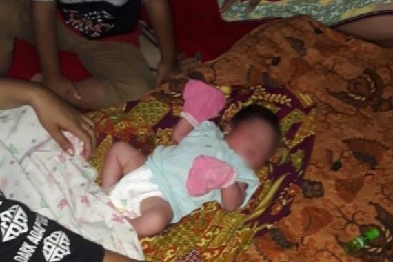 Siapa yang Meninggalkan Bayi Perempuan di Teras Rumah Bu Anisa? Ayo Mengaku - JPNN.COM